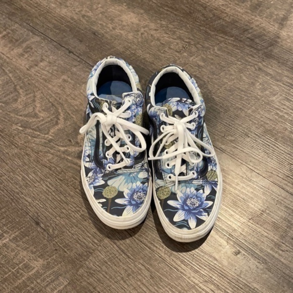 VANS LACE UP TENNIS SHOES FLORAL PRINT